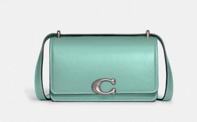 D&eacute;couvrir les sacs et v&ecirc;tements Coach pour un style &eacute;l&eacute;gant et professionnel au quotidien