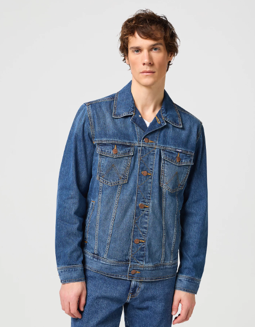 Wrangler propose des v&ecirc;tements solides et styl&eacute;s qui accompagnent parfaitement la vie quotidienne des hommes modernes